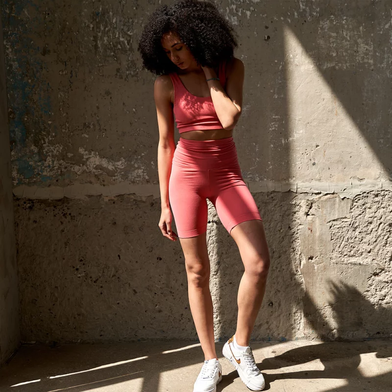 Fitness-Set mit pinken Yoga-Shorts und BH, perfekt für Training und Freizeit, stilvoll und bequem.