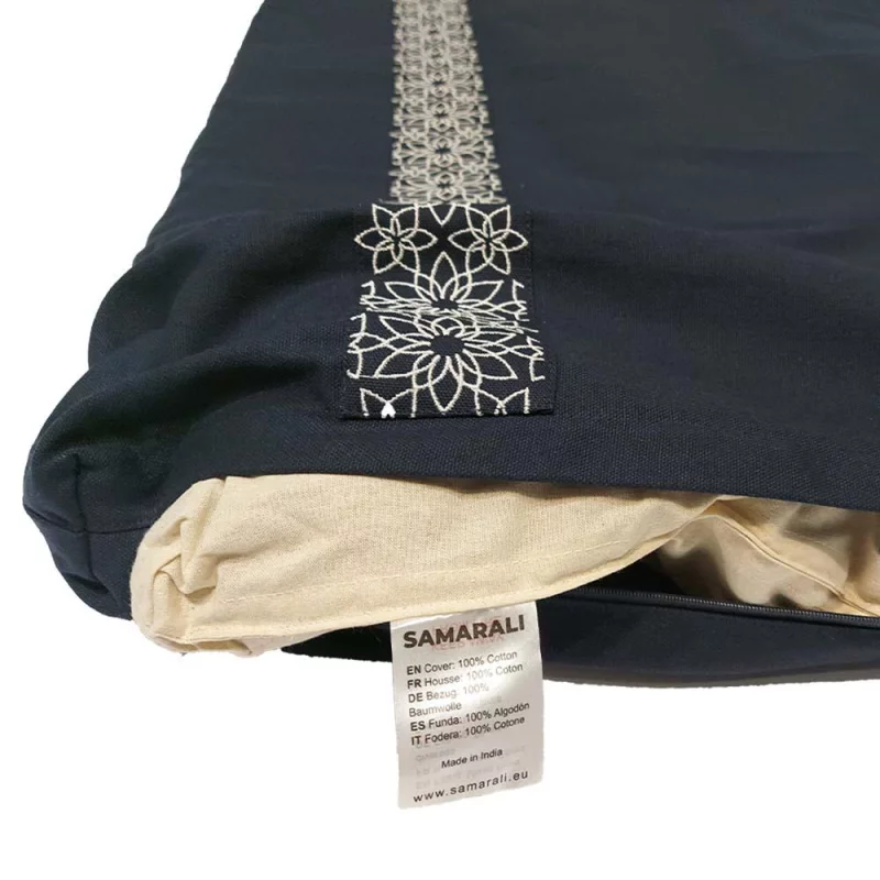 Meditationsmatte Zabuton Bio in sanften Farben, GOTS-zertifiziert, umgeben von Pflanzen für eine beruhigende Atmosphäre.