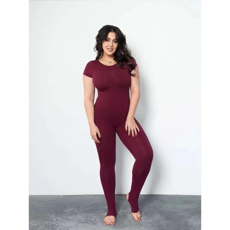 Yoga Jumpsuit Luna in eleganten Schwarz, nachhaltig und vegan, perfekt für Yoga und Freizeit, gezeigt an einer lächelnden Fra