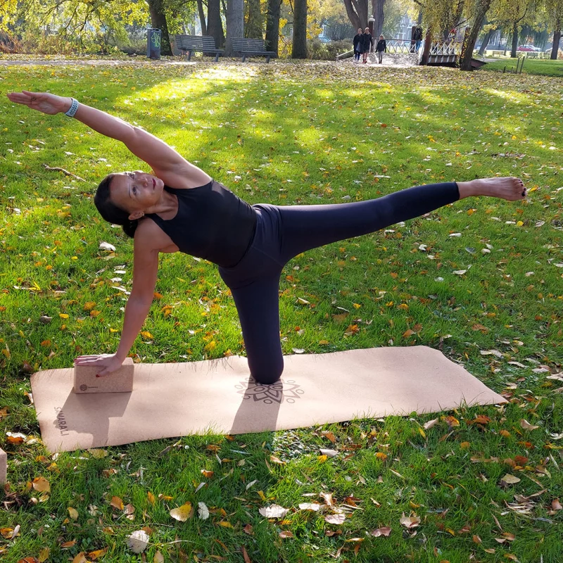 Nachhaltige Kork Yoga Blöcke in natürlicher Farbe, ideal für umweltbewusste Yogis, in einer attraktiven Anordnung.