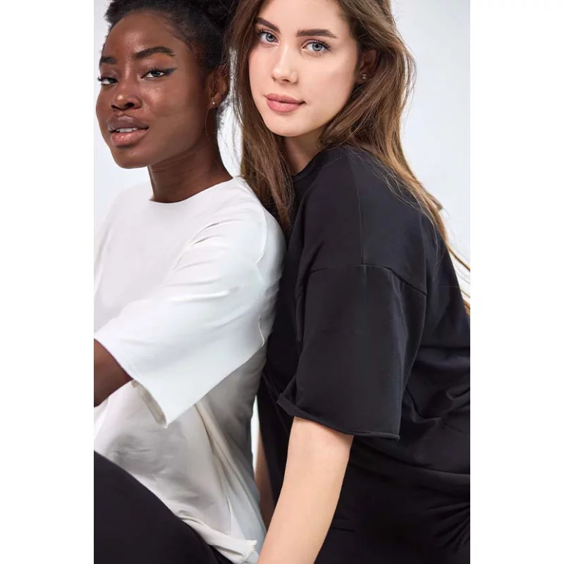 Sport T-Shirt Damen in hellem Grün, nachhaltig, fair und vegan, ideal für Sport und Freizeit, Vorderansicht im neutralen Hint