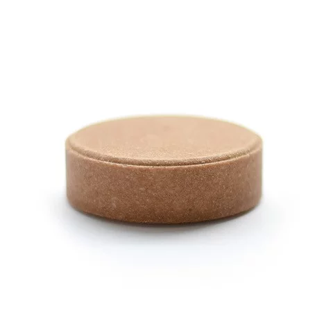 ALT-Text: Festes Sandelholz Shampoo INTENSIVE CACAO in kompaktem 55g Format auf natürlichem Hintergrund, vegan und nachhaltig