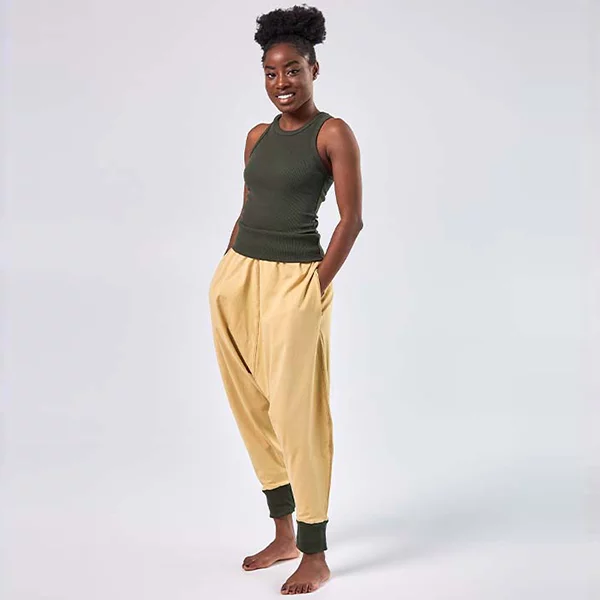 Haremshosen Vegan in buntem Design, ideal für Yoga und Freizeit. Bequem, stylisch und aus nachhaltigen Materialien.