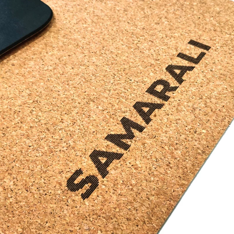 Nachhaltige, rutschfeste Kork Yogamatte in natürlicher Farbgebung, vegan und Fairtrade zertifiziert, auf einem hellen Hinterg