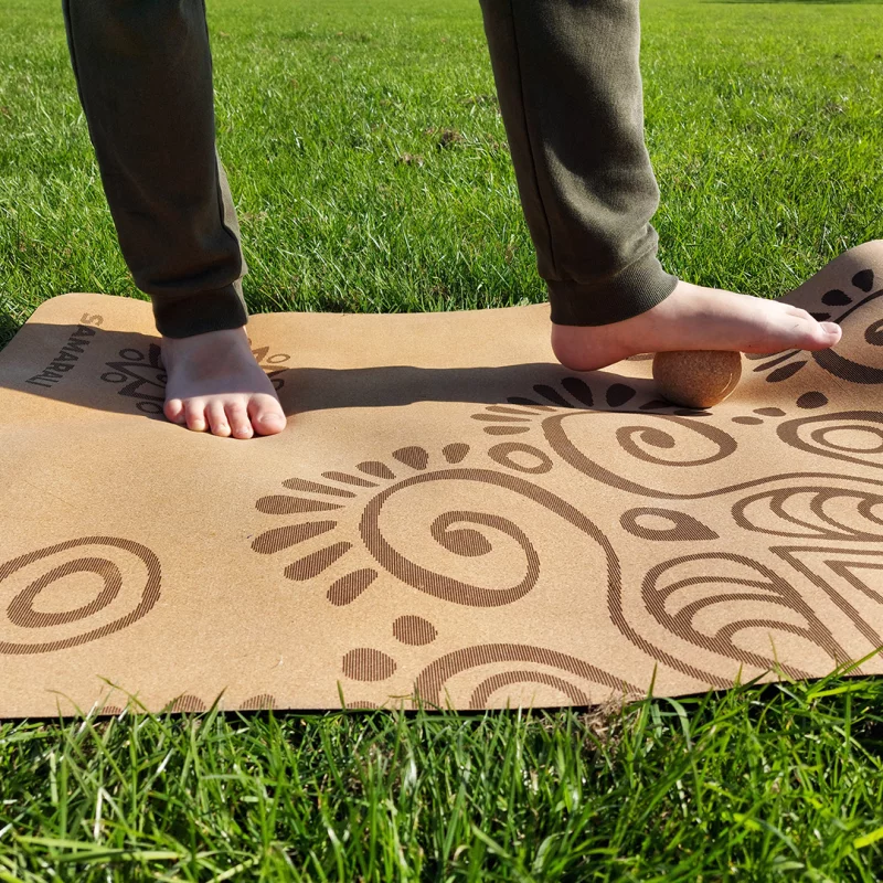 Nachhaltiger Korkmassageball in runder Form auf weißem Hintergrund, ideal für Yoga und Massage zur Muskelentspannung.