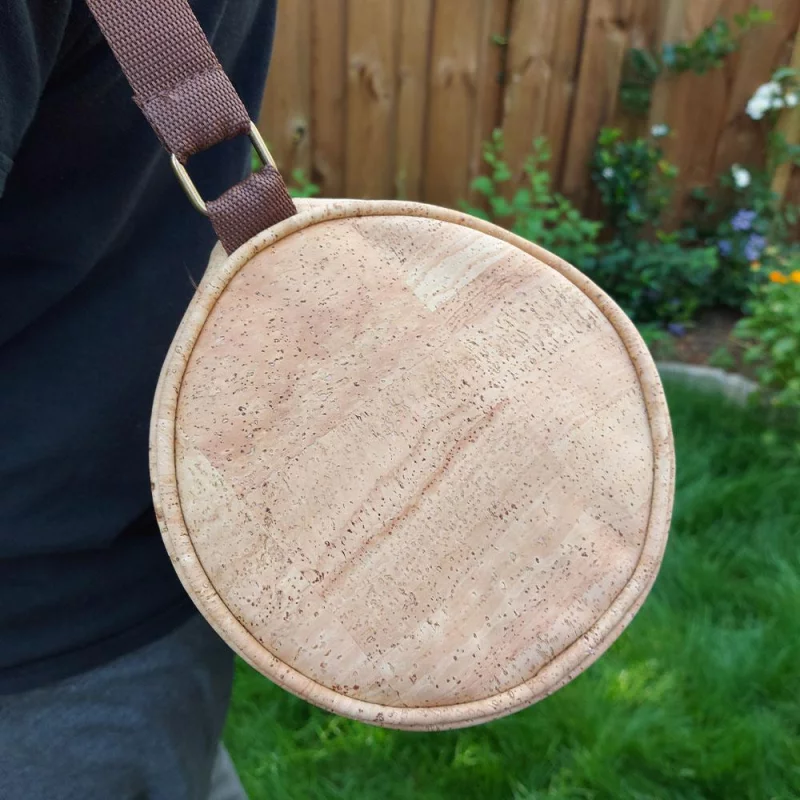 Yogatasche aus Kork, nachhaltig und vegan, mit hohem Tragekomfort und stylischem Design in natürlichem Look.