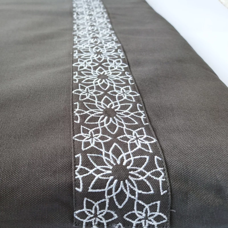 ALT-Text: Zabuton Meditationsmatte aus Bio-Material, GOTS-zertifiziert, vegan, mit weicher Polsterung und harmonischem Design