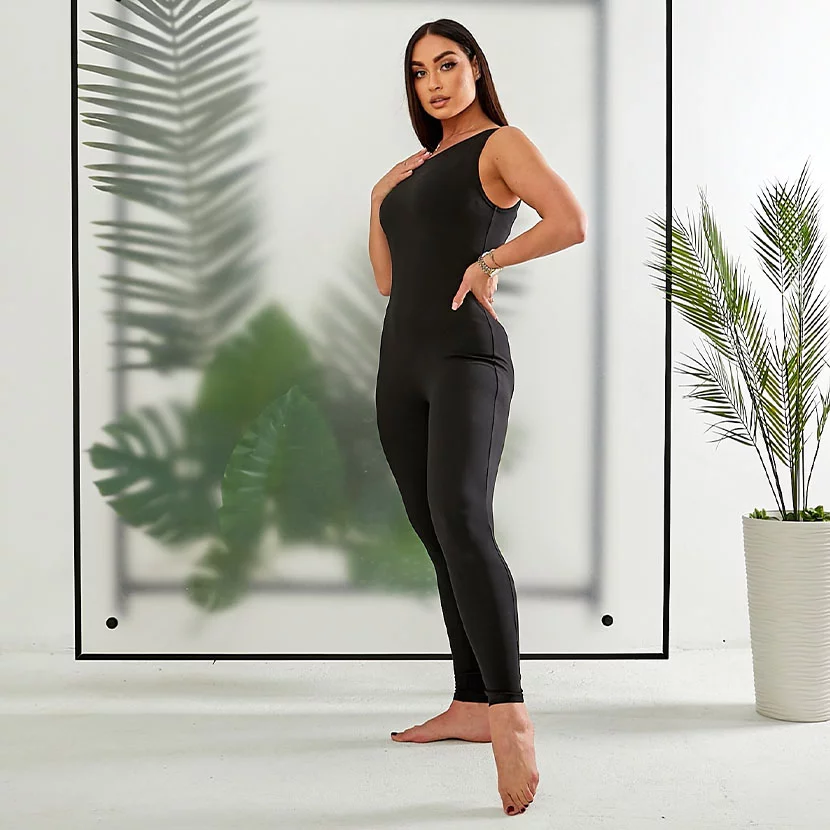 Jumpsuit Oceana in Schwarz aus OEKO-TEX Baumwolle, lässig und stylisch, ideal für jeden Anlass.