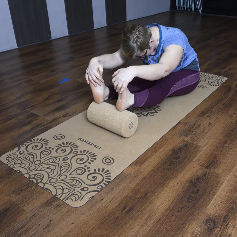 Yoga Massagerolle aus Kork, nachhaltig und vegan, mit strukturiertem Design auf hellem Hintergrund, ideal zur Muskelentspannu