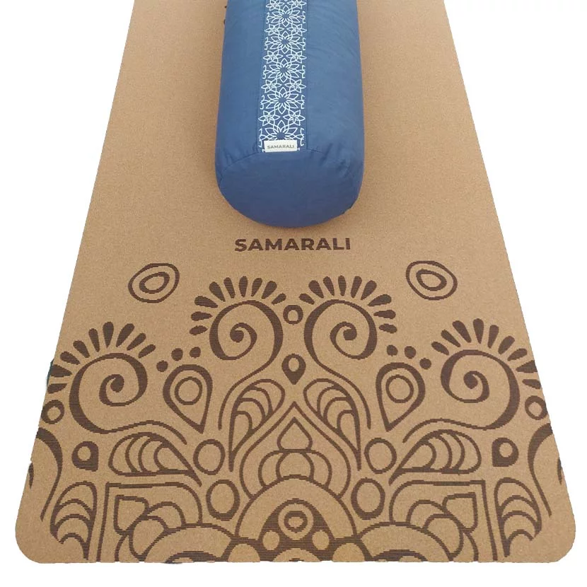 Yin Yoga Set in Sonnenfarben mit Matte, Kissen und Blöcken für entspannende Yoga-Sessions im harmonischen Ambiente.