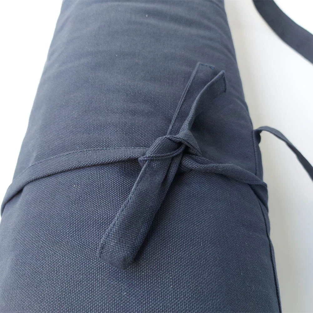 Bio-Yogamatte aus Baumwolle in sanften Naturtönen, ideal für umweltbewusste Yoga-Praktizierende, auf einem hellen Boden.