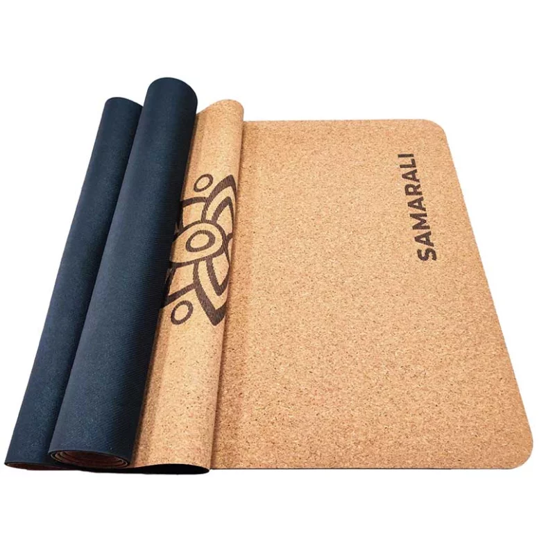 Nachhaltiges Yoga Set mit Classic Yogamatte, Gurt, Tasche und Blöcken in beruhigenden Farben auf weichem Untergrund.