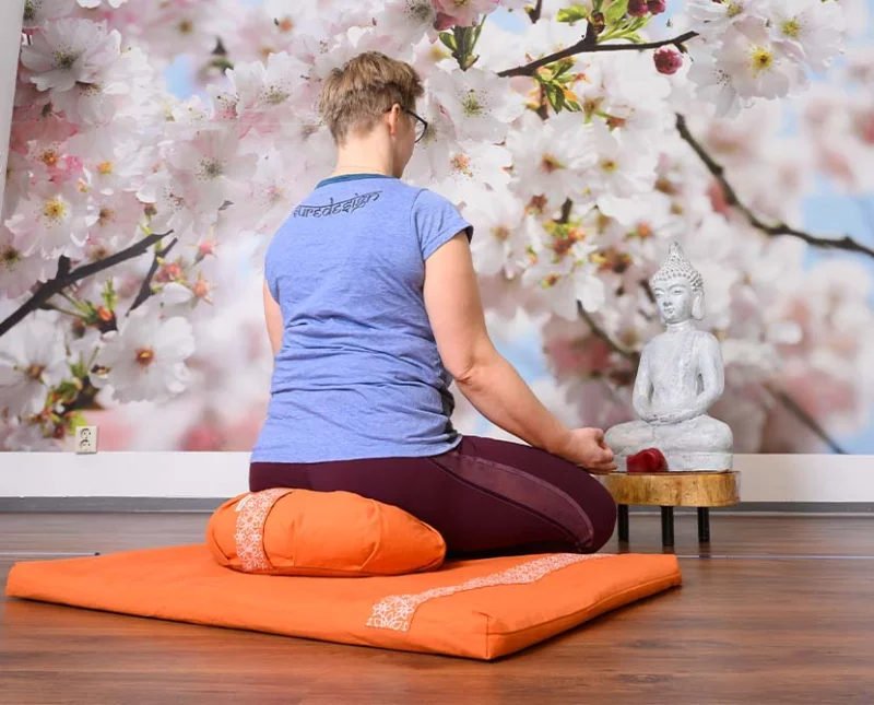 Meditationsset mit rundem Bio-Kissen in sanften Farben, GOTS-zertifiziert, ideal für entspannende Meditation und Yoga.