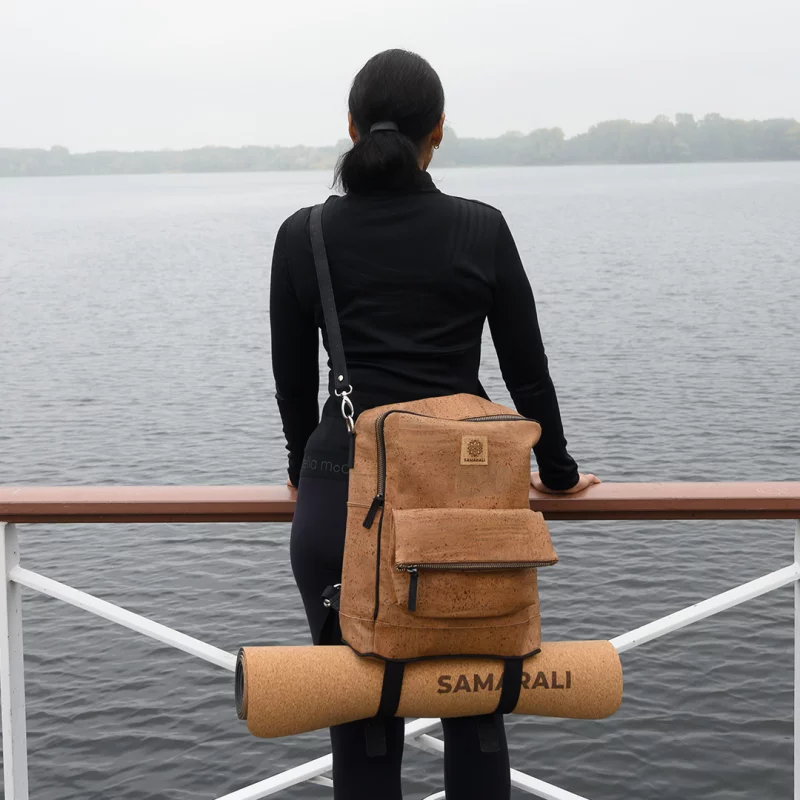 Nachhaltiger veganer Korkrucksack in natürlicher Farbgebung, ideal für Reisen, mit verstellbaren Gurten und praktischem Desig