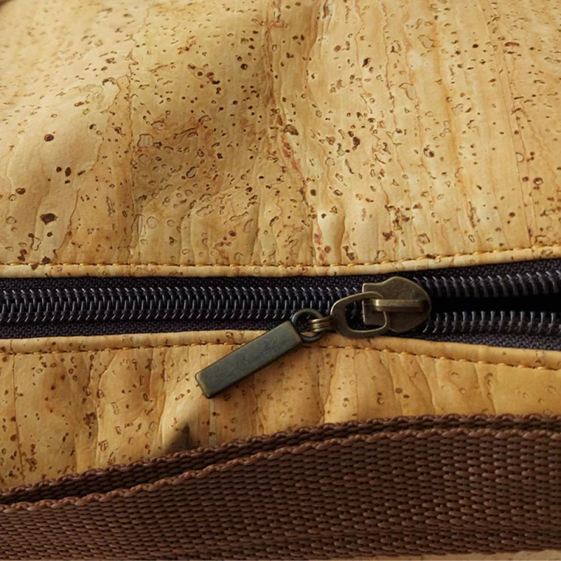 Yogatasche aus Kork, handgefertigt, nachhaltig, vegan und fair, mit verstellbarem Schultergurt und äußeren Taschen, auf einem