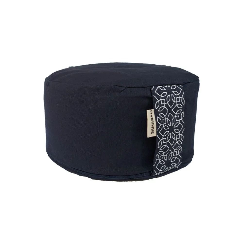 Runder, navyblauer Kissenbezug mit elegantem Design, ideal für stilvolle Wohnräume und gemütliche Atmosphäre.