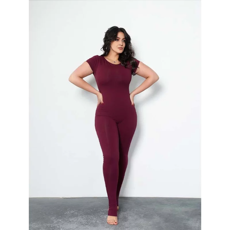 Yoga Jumpsuit Luna in trendigem Design, vegan und nachhaltig, ideal für Yoga und Freizeit, auf hellem Hintergrund präsentiert