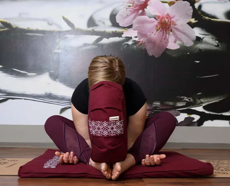 ALT-Text: "Zabuton Meditationsmatte aus Bio-Baumwolle, GOTS-zertifiziert, vegan, in sanften Farben auf einem Holzboden."