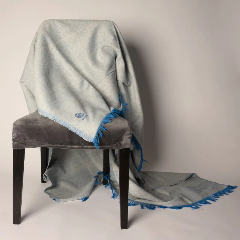 Yogadecke aus handgewebter Bio-Baumwolle in Blau, nachhaltig und stilvoll, ideal für Yoga und Meditation.