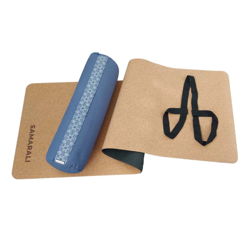 Yin Yoga Set Classic: Kork Yogamatte, Bolster, Massageball und Gurt in harmonischen Farben auf hellem Hintergrund.