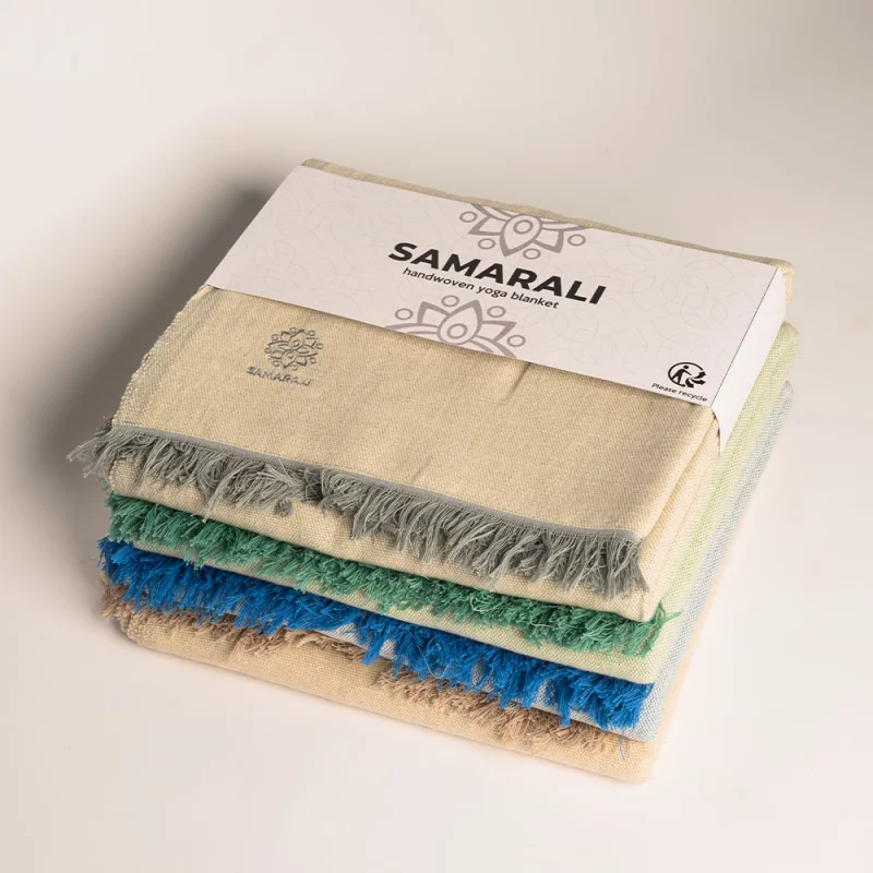 Yoga Decke aus handgewebter Bio-Baumwolle in sanften Erdtönen, nachhaltig und gemütlich für Yoga und Meditation.