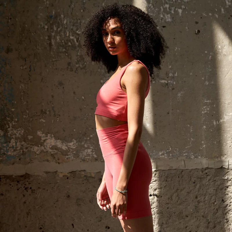 Fitness-Set mit rosa Yoga-Shorts und passendem BH, ideal für Sport und Freizeit, aus atmungsaktivem Material.