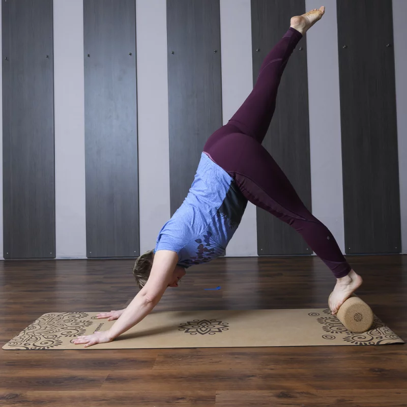 Nachhaltige Yoga Massagerolle aus Kork für entspannende Muskelmassage und Erholung, umgeben von natürlichem Hintergrund.