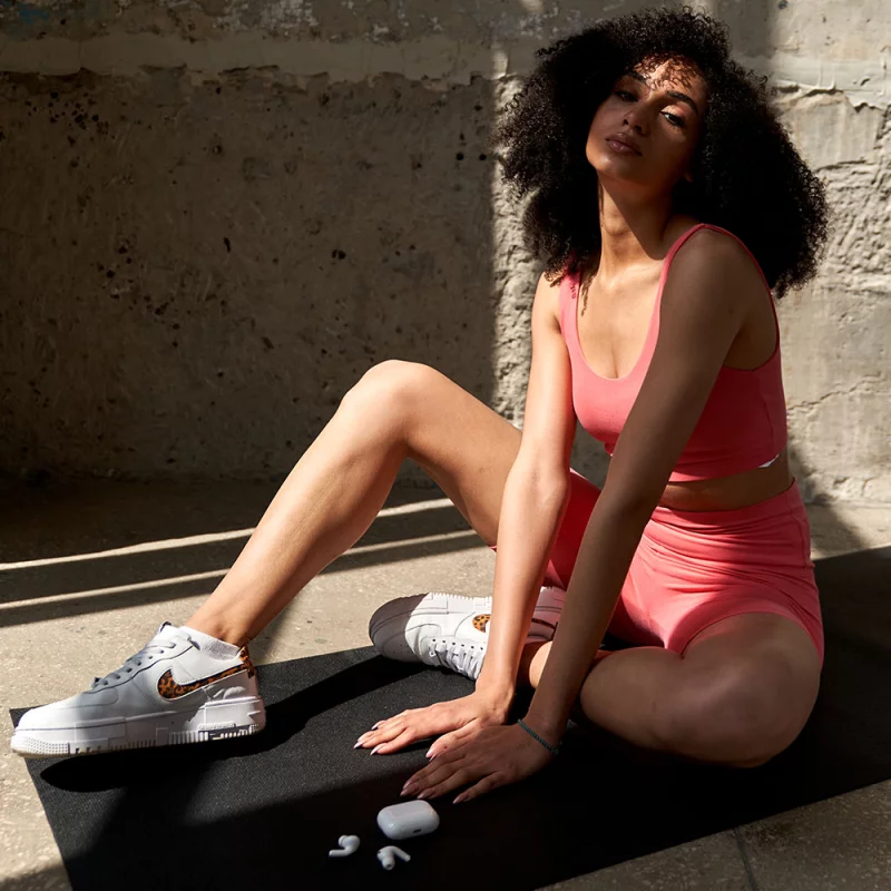 Fitness-Set mit pinken Yoga-Shorts und passendem BH für Damen, ideal für sportliche Aktivitäten und Yoga.