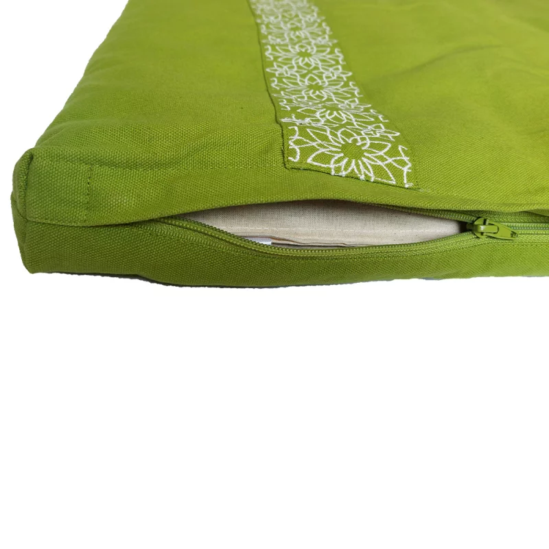 ALT-Text: Bio Zabuton Meditationsmatte, GOTS-zertifiziert, vegan, in sanften Farben, auf einem Holzboden mit Pflanzen im Hint