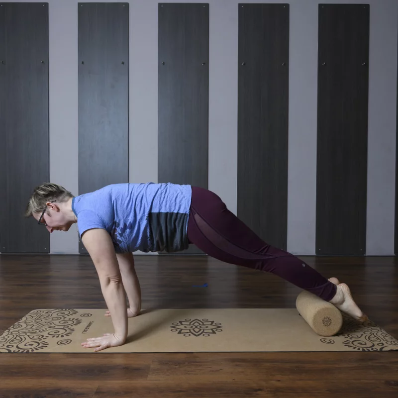 Yoga Massagerolle aus nachhaltigem Kork, vegan, mit texturiertem Oberflächenmuster zur optimalen Muskelentspannung.