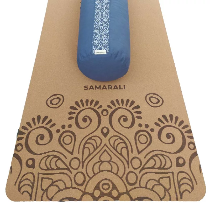 Yin Yoga Set mit Kork Yogamatte, Massageball, Bolster und Gurt in sanften Sonnenfarben auf hellem Hintergrund.