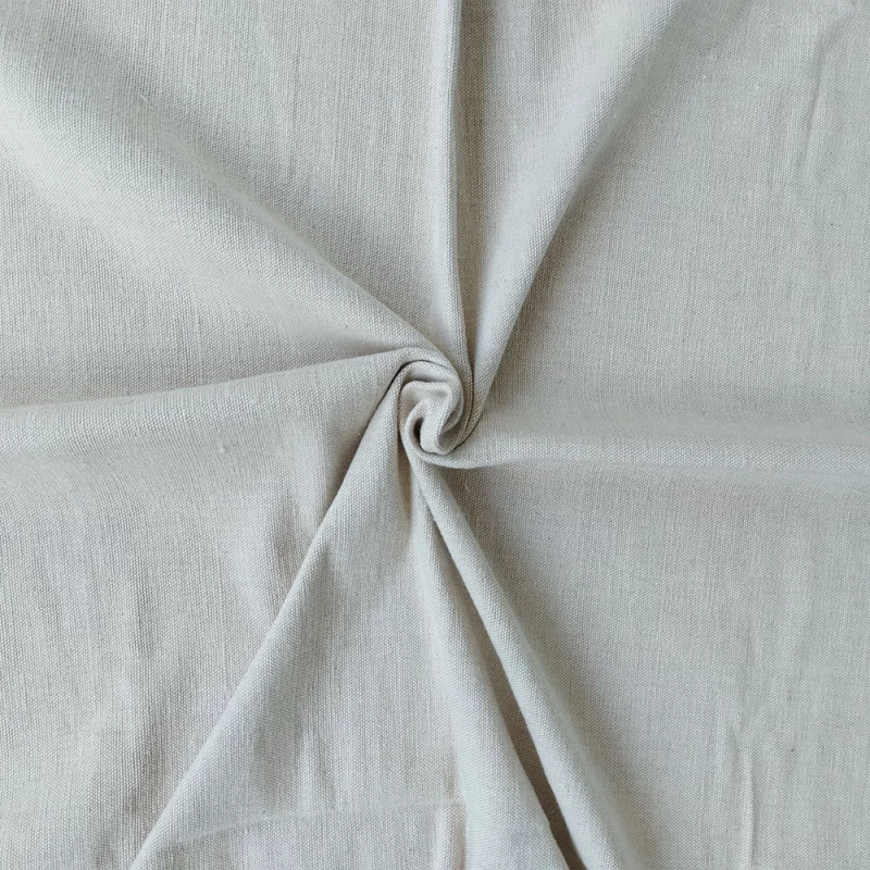 Yogadecke aus beige Bio Baumwolle, handgefertigt, nachhaltig, auf einem sanften Untergrund drapiert.