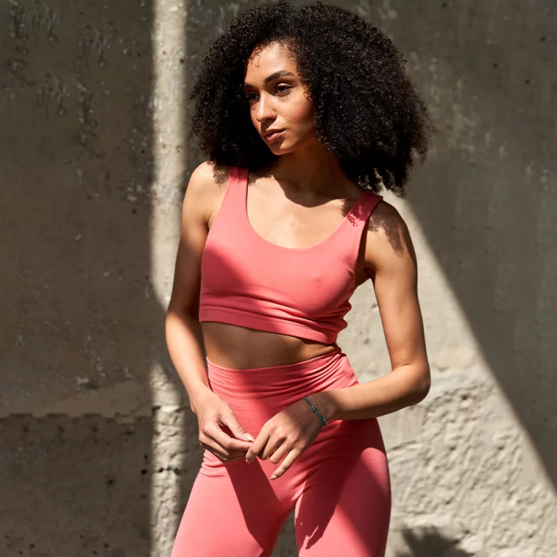 Fitness-Set in Rosa mit Yoga-Shorts und passendem BH, ideal für sportliche Aktivitäten und gemütliches Training.