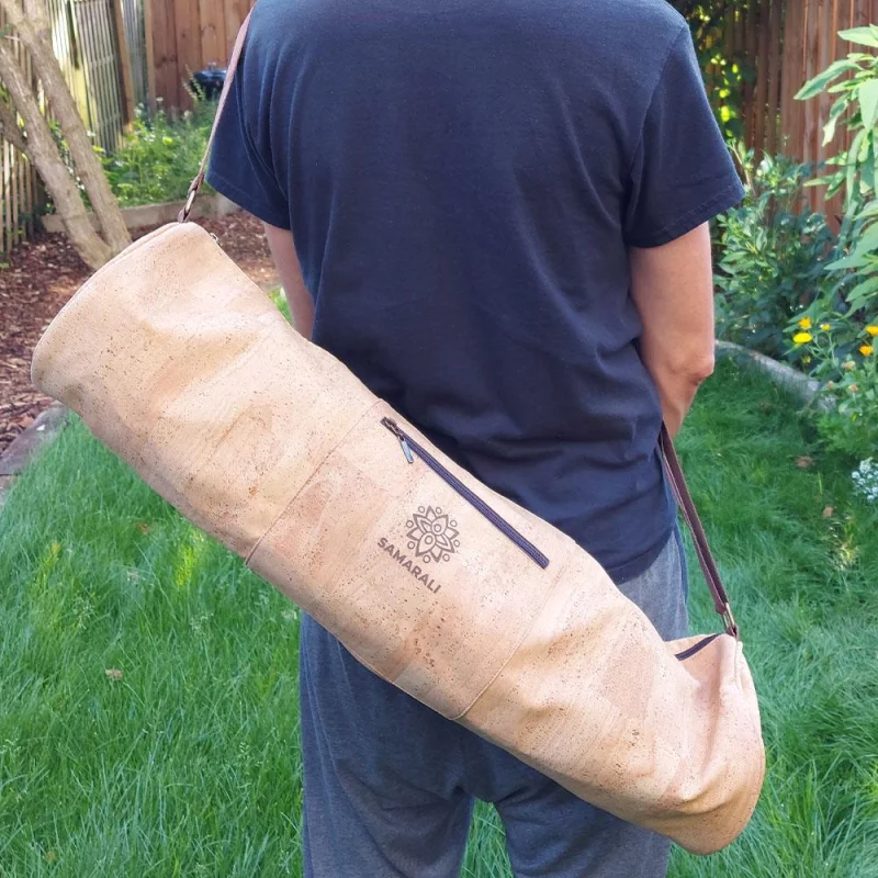 Yogatasche aus Kork, nachhaltig und vegan, in natürlicher brauner Farbe, mit praktischen Tragegriffen und stilvollem Design.