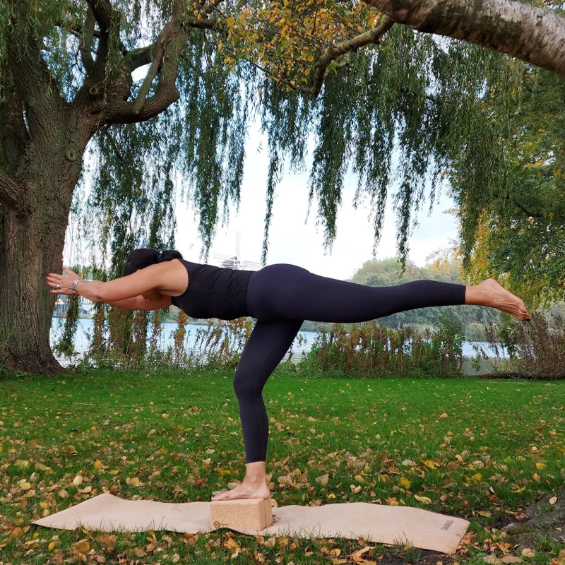 Zwei nachhaltige Kork-Yoga-Blöcke, umweltfreundlich und vegan, auf einer Yogamatte mit sanften, natürlichen Farben.