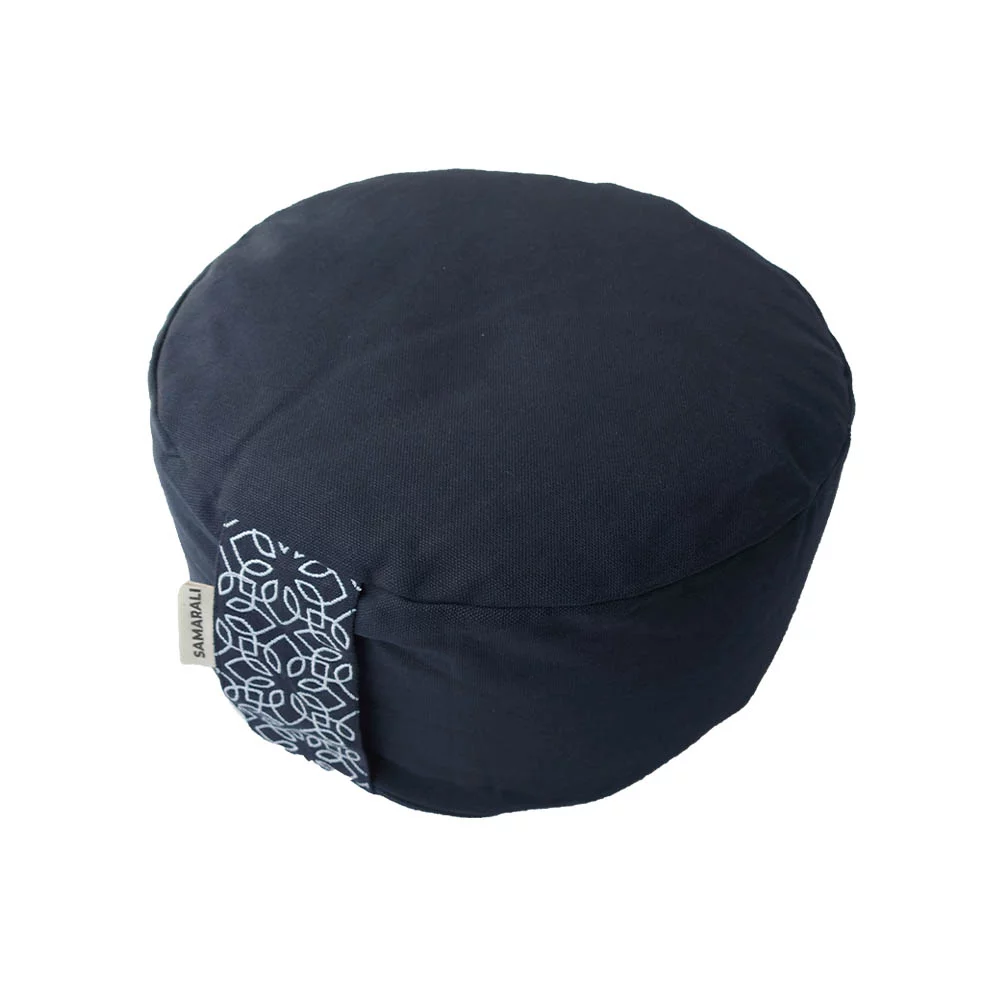 Runder, navyblauer Polster mit elegantem Design, ideal für stilvolle Wohnräume oder als dekoratives Element.