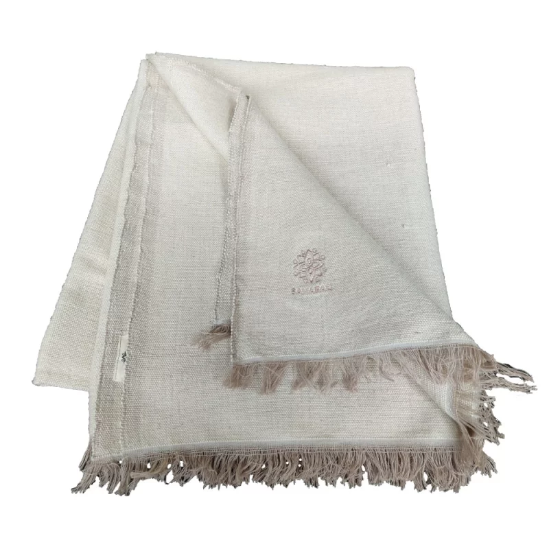 Yogadecke aus handgefertigter Bio-Baumwolle in beige, nachhaltig und soft, ideal für Yoga und Entspannung.