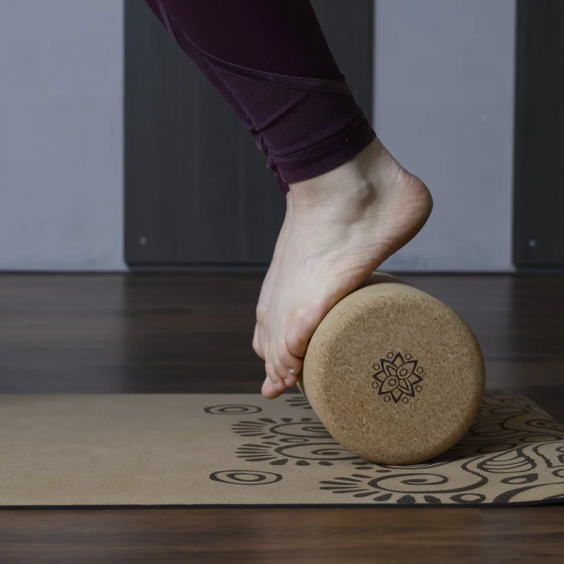 Yoga Massagerolle aus nachhaltigem Kork, vegan, in natürlicher Optik, ideal zur Muskelentspannung und Selbstmassage.