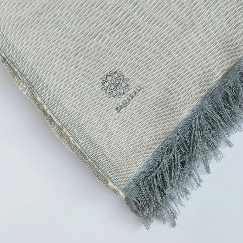 Handgewebte Yoga Decke aus Bio Baumwolle in Grau, nachhaltig produziert, ideal für Yoga und Meditation.