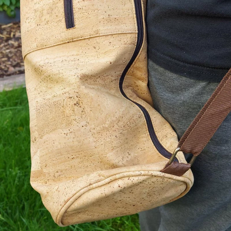 Yogatasche aus Kork in natürlichem Braun, nachhaltiges Design, ideal für Yogamatten, umweltfreundlich und vegan.