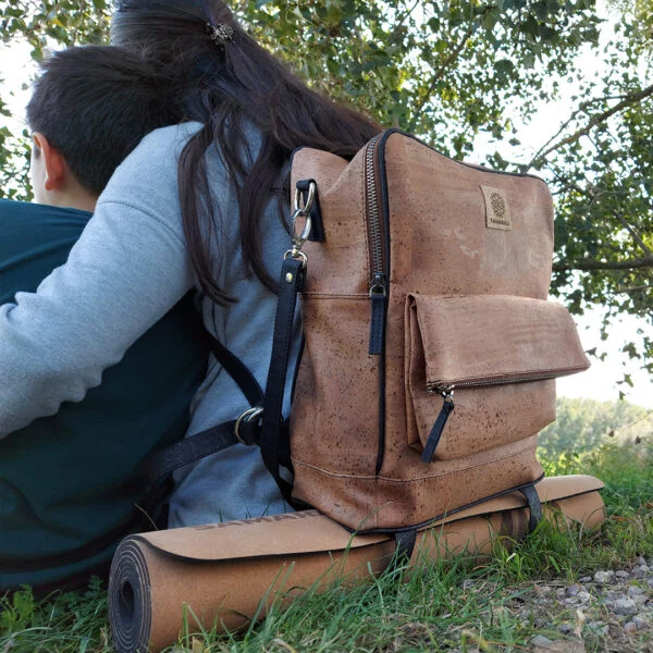Nachhaltiger veganer Korkrucksack in Beige mit verstellbaren Trägern, ideal für Reisen und umweltbewusste Abenteuer.