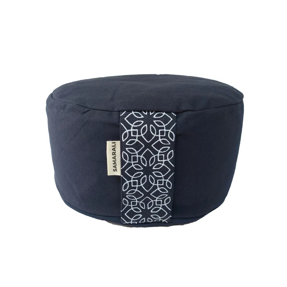 Runder Kissenbezug in Navyblau mit weichem Stoff und stilvollem Design, ideal für Wohnräume und gemütliche Akzente.