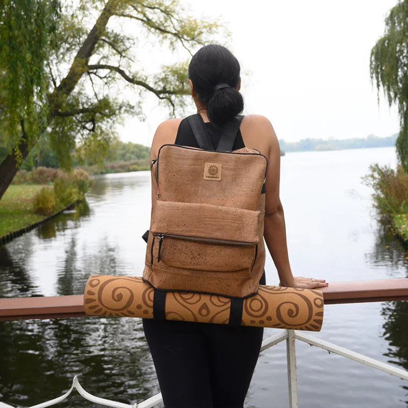 Nachhaltiger veganer Korkrucksack in natürlicher Optik, ideal für Reisen und umweltbewusste Abenteuer.