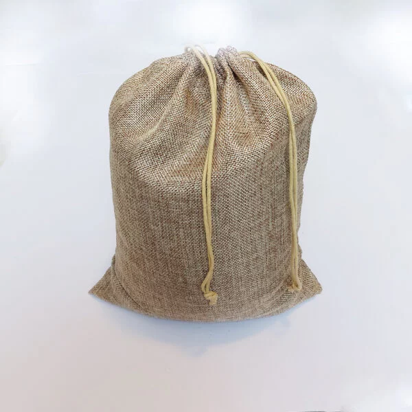 Bio Buchweizenschalen 750 g in einer transparenten Verpackung auf einem rustikalen Holzuntergrund. Ökologisch und nachhaltig.