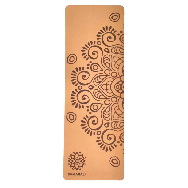 ALT-Text: 'Nachhaltige Moon Eclipse Yogamatte in sanften Farben, umgeben von Kork-Yogablöcken und einem Gurt, ideal für Yoga.