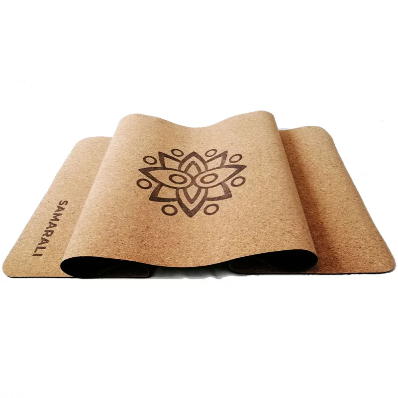 Nachhaltige vegane Kork Yoga Matte von Samarali, rutschfest und plastikfrei, auf einer natürlichen Unterlage präsentiert.