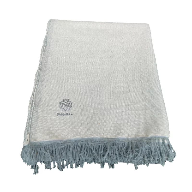 Handgefertigte Yogadecke aus Bio-Baumwolle in Grau, nachhaltig und vielseitig einsetzbar für Yoga und Meditation.