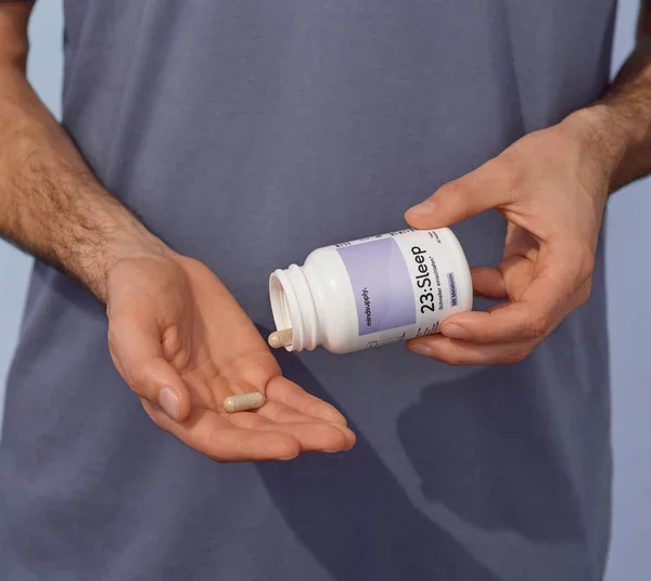 ALT-Text: Kapseln mit Melatonin für besseren Schlaf, umweltfreundlich, bio und vegan, auf holzigem Hintergrund arrangiert.