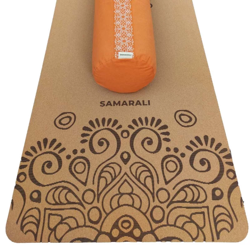 Yin Yoga Set „Sun“ mit Kork Yogamatte, Massageball, Bolster und Gurt in warmen Farbtönen auf hellem Hintergrund.