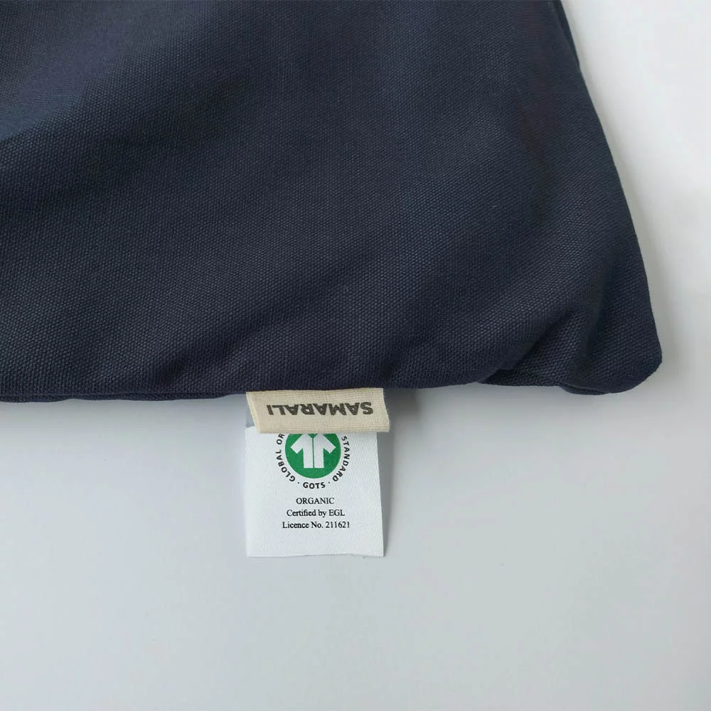 Bio Yogamatte aus Baumwolle in sanften Erdtönen, ideal für Yoga und Pilates, umweltfreundlich und nachhaltig.